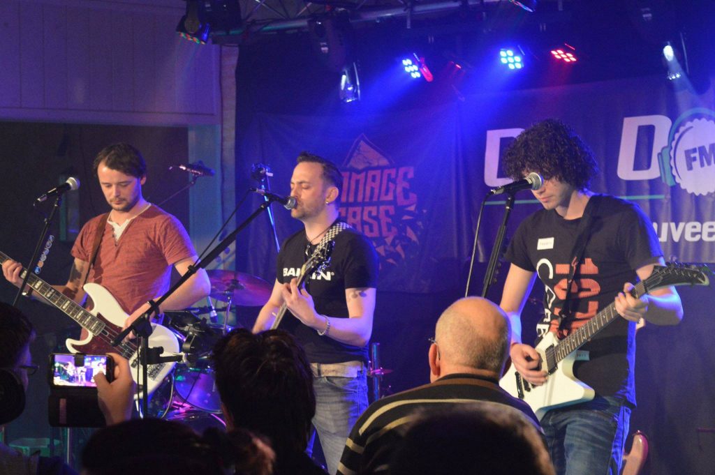 Optreden van de band Damage Case na afloop grasbaanraces AMBC Staphorst